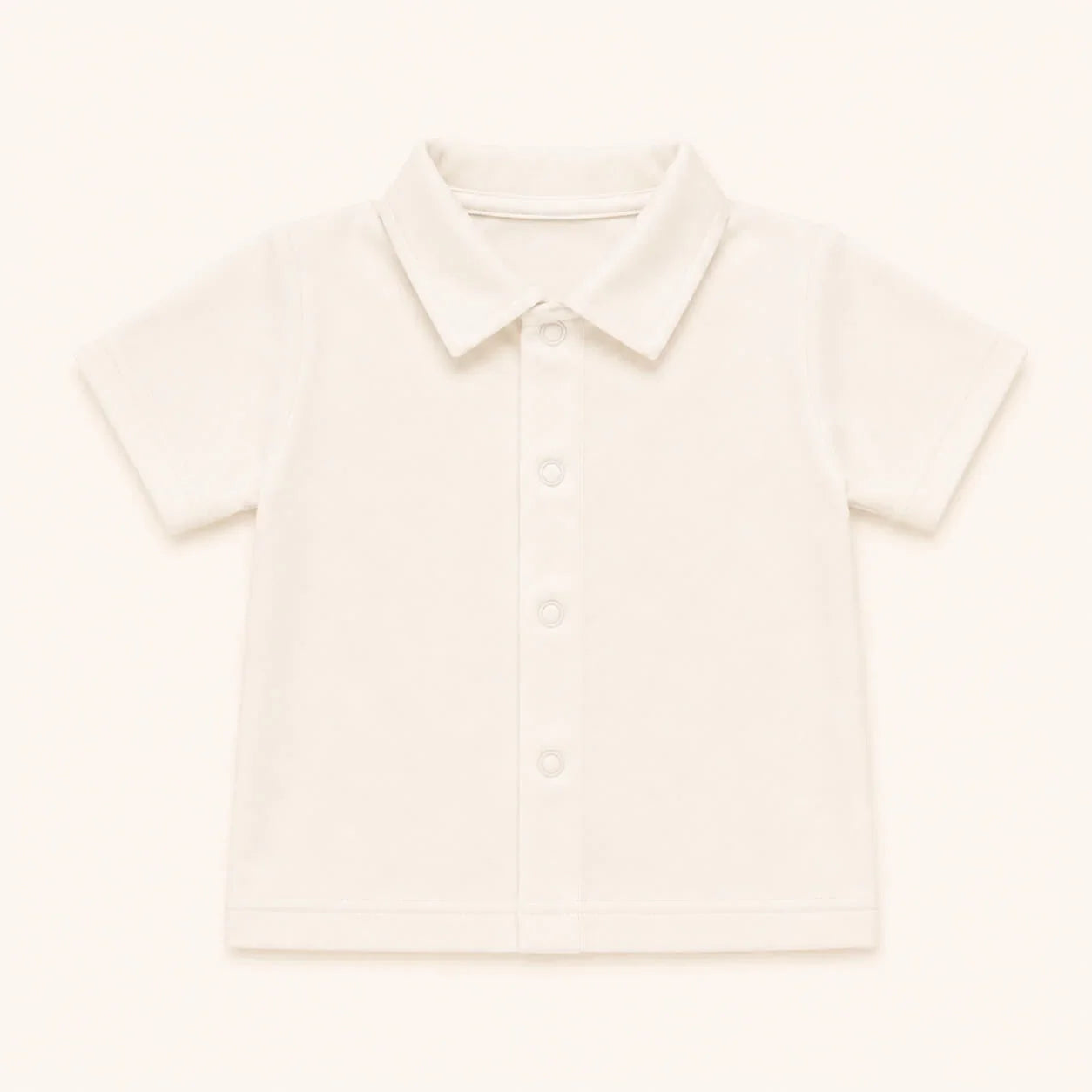Camisa branca de bebé com botões e gola, ideal para enxoval confortável e suave