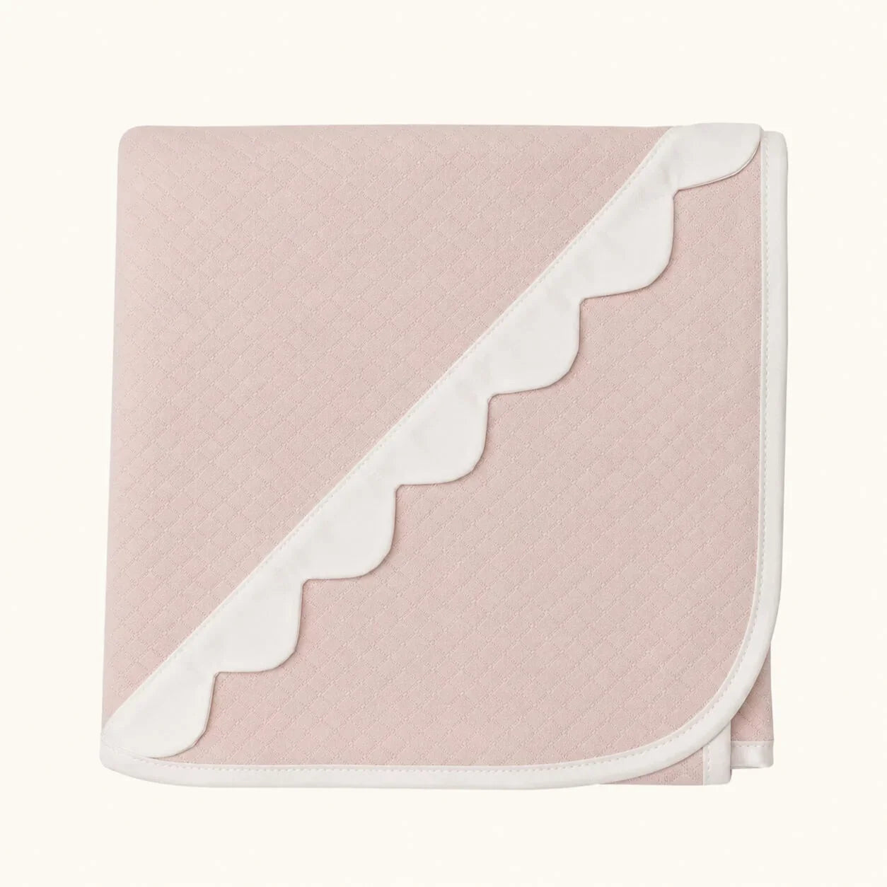 Manta bebé rosa com acabamento em branco e textura acolchoada, ideal para recém-nascidos