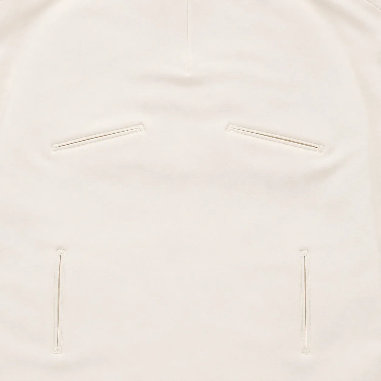 Roupa de bebé branca com detalhes sutis, ideal para pele delicada de recém-nascidos