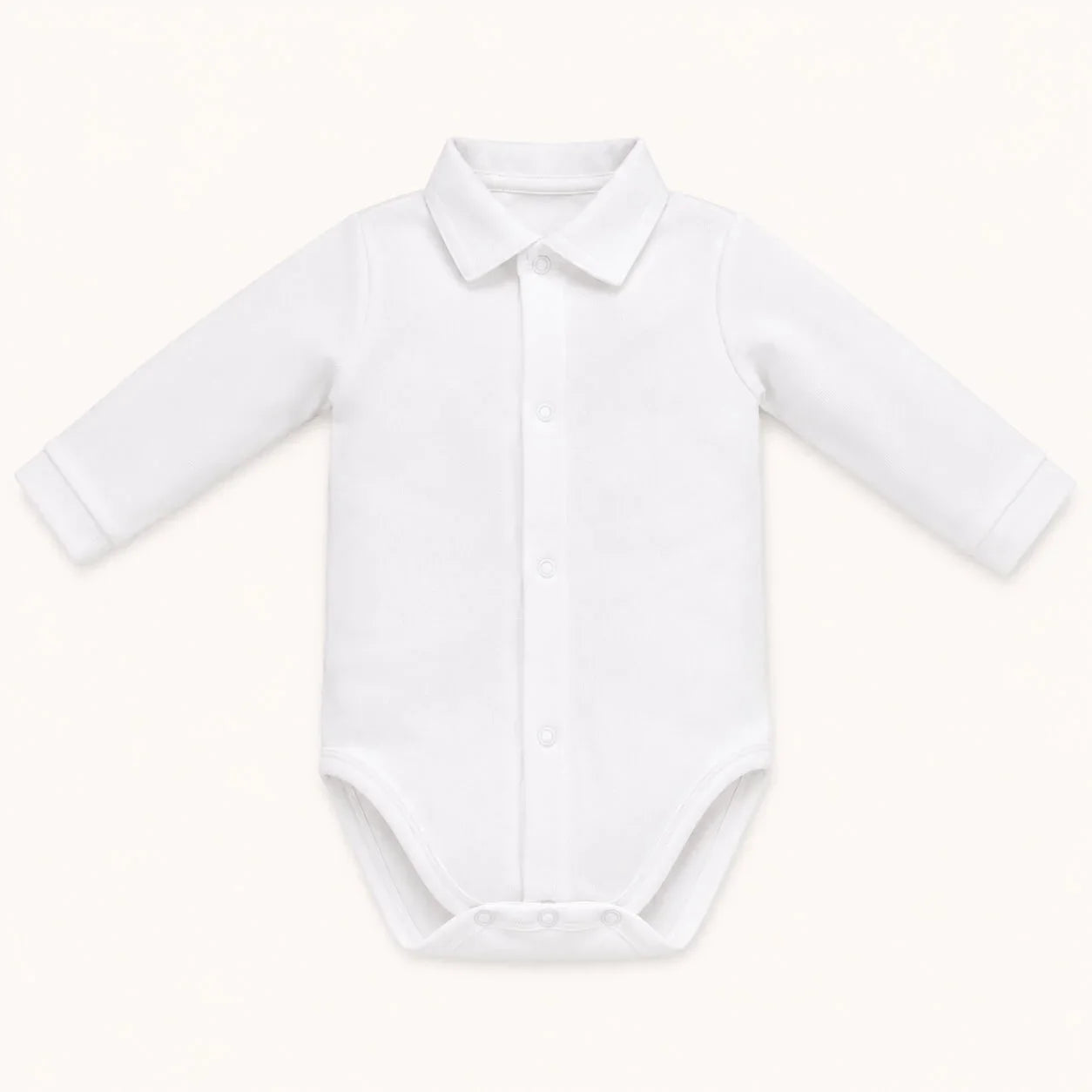 Body branco de bebê com gola e botões, ideal para recém-nascidos e conforto diário
