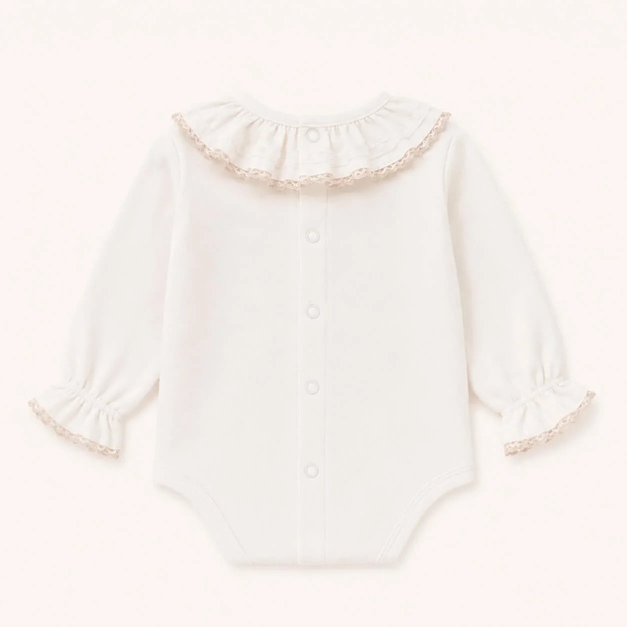 Body branco para bebê com babado e renda, ideal para recém-nascidos