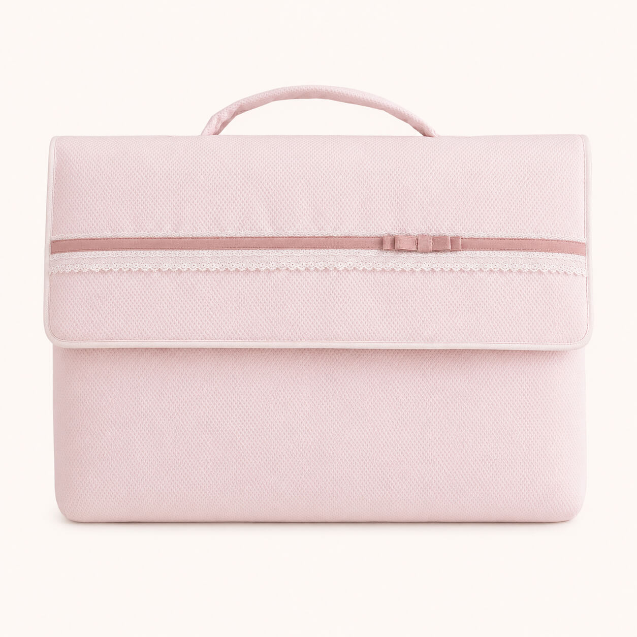 Bolsa rosa para enxoval de bebê com detalhe em renda e laço