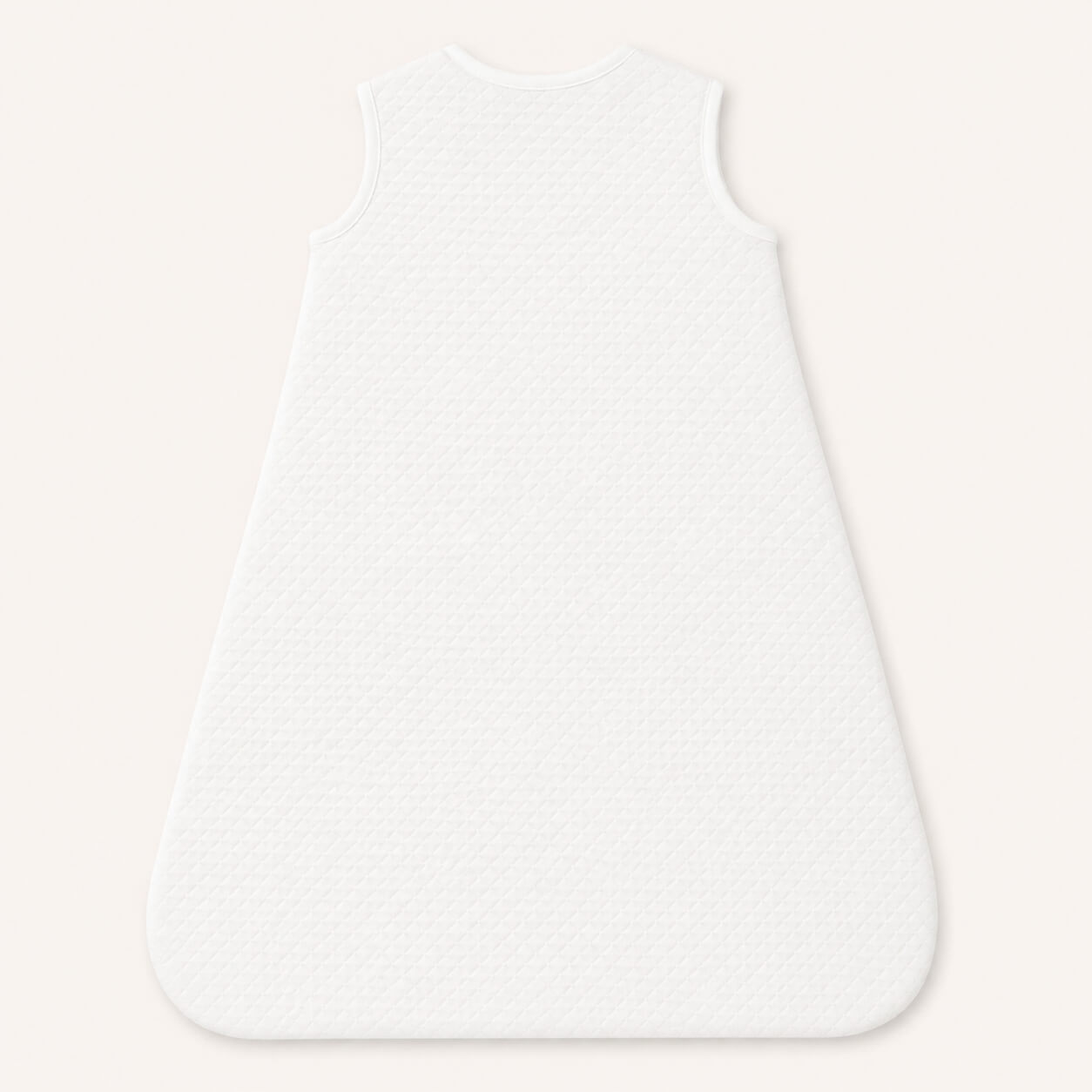 Saco de dormir branco para bebé com textura acolchoada, ideal para conforto e suavidade