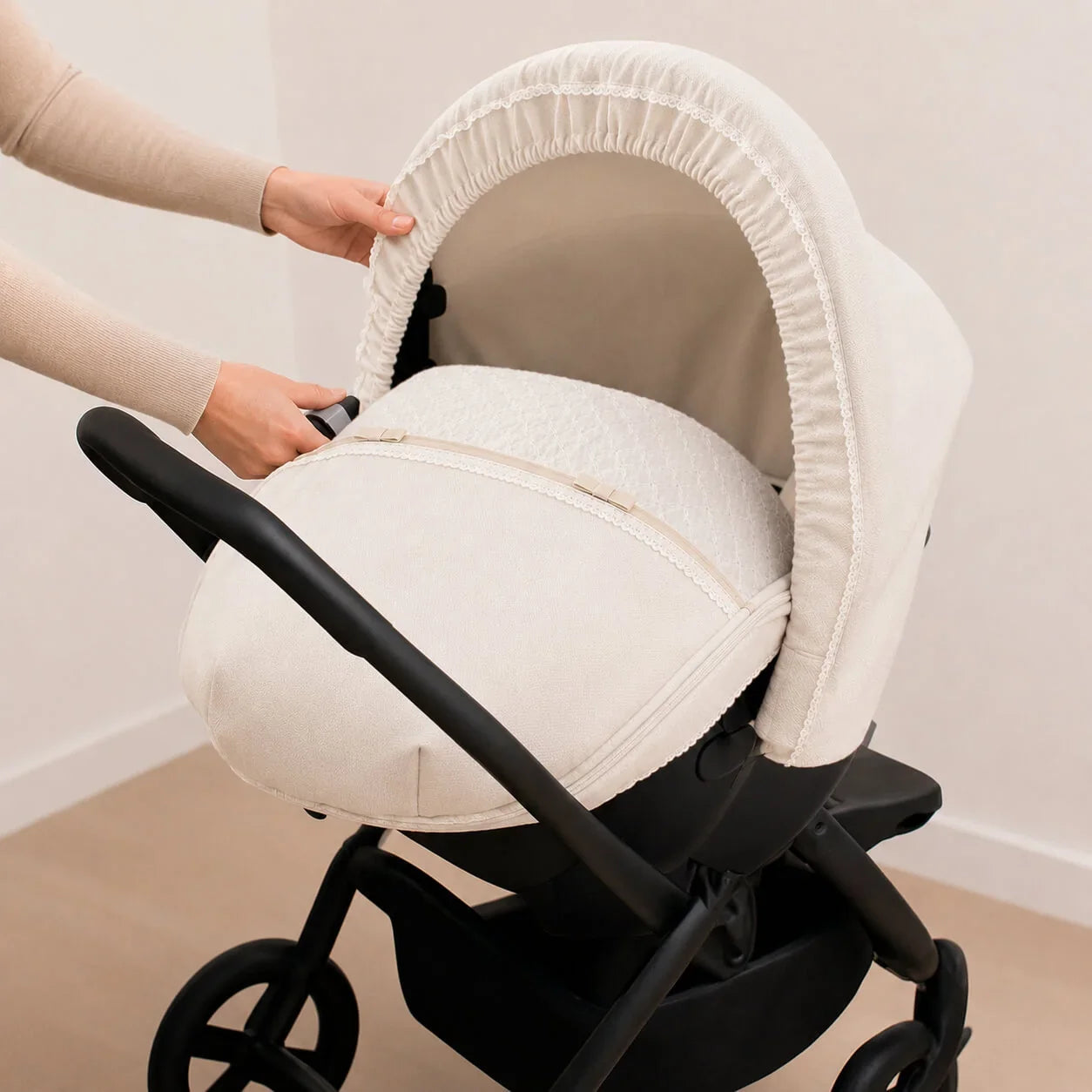 Capa protetora para carrinho de bebê em tecido macio e delicado, ideal para recém-nascidos
