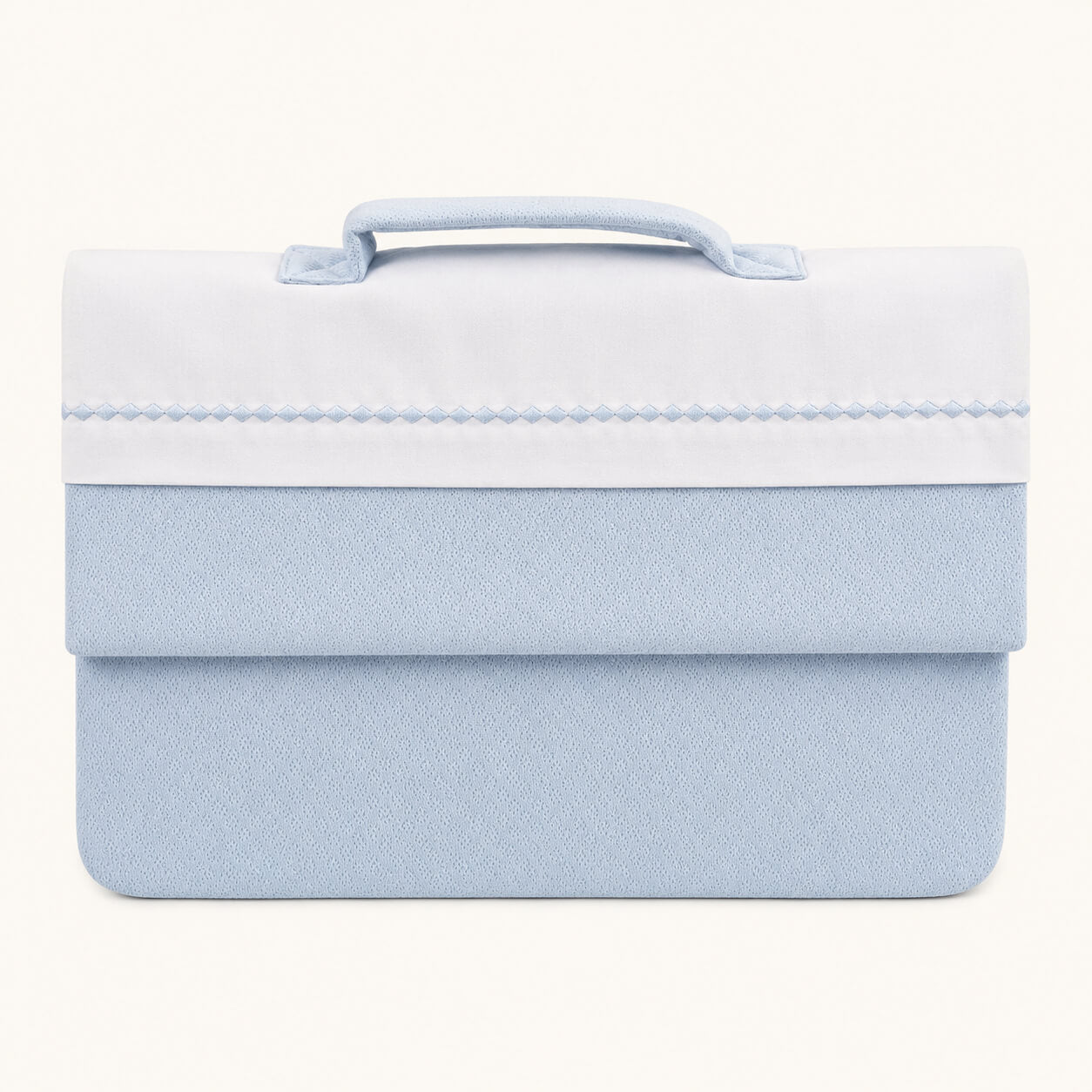 saco primeira roupa do bebé sweet azul em malha antasia algodão e pala branca em oxford branco e bordado losango azul