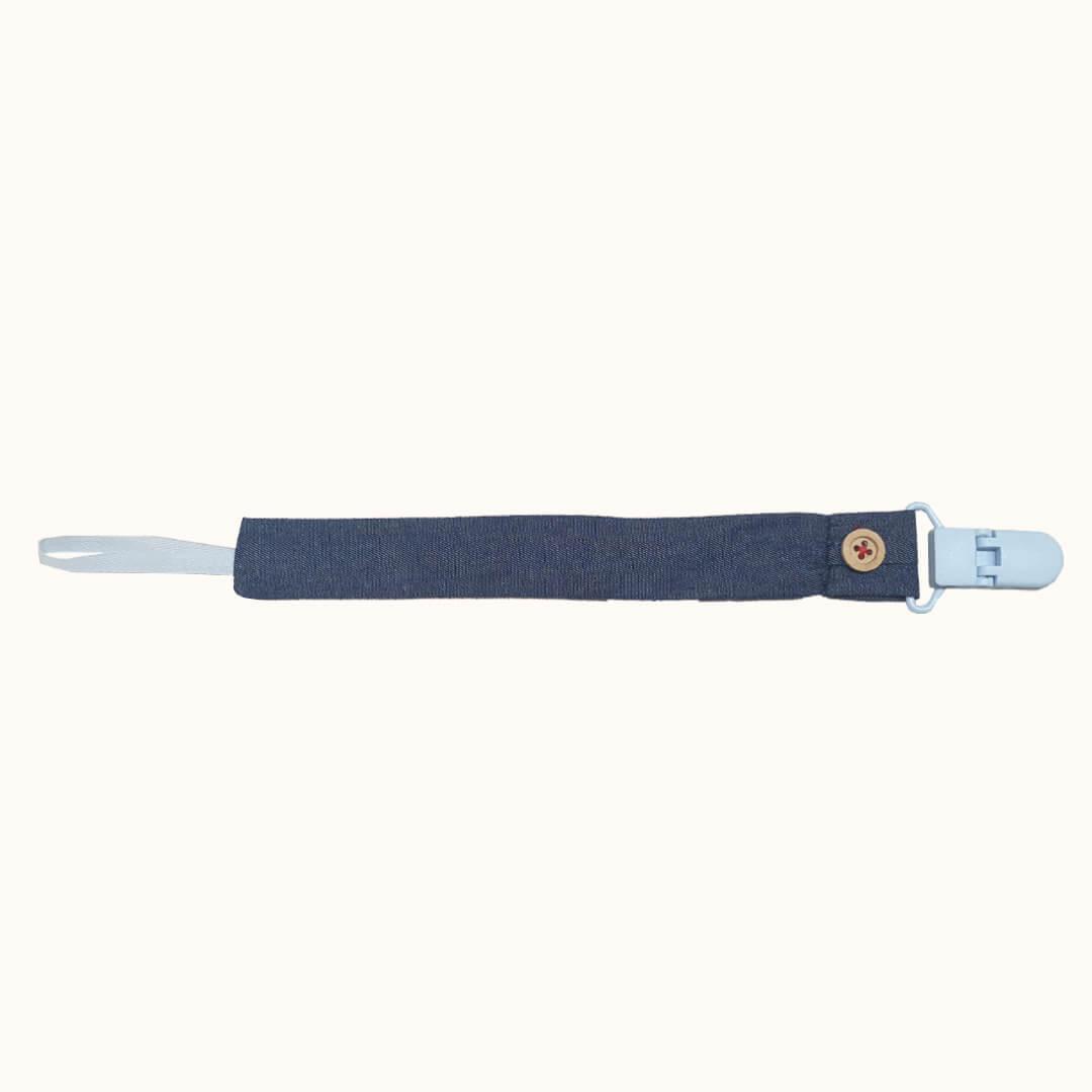 Suporte de chupeta em ganga denim azul escuro com clip e botão decorativo para bebé.