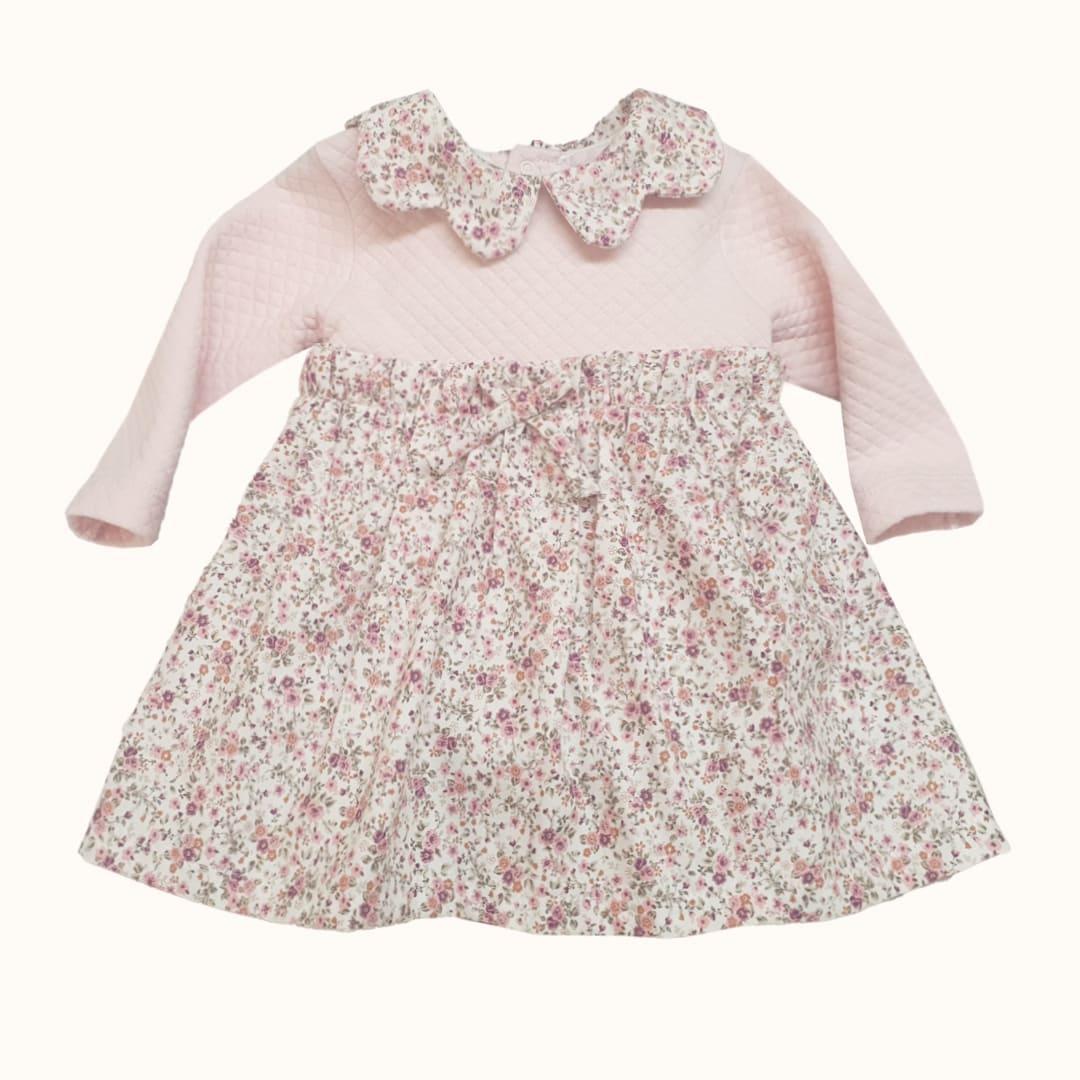 Vestido de bebê rosa de manga longa, detalhe floral e gola estampada, confortável e delicado.