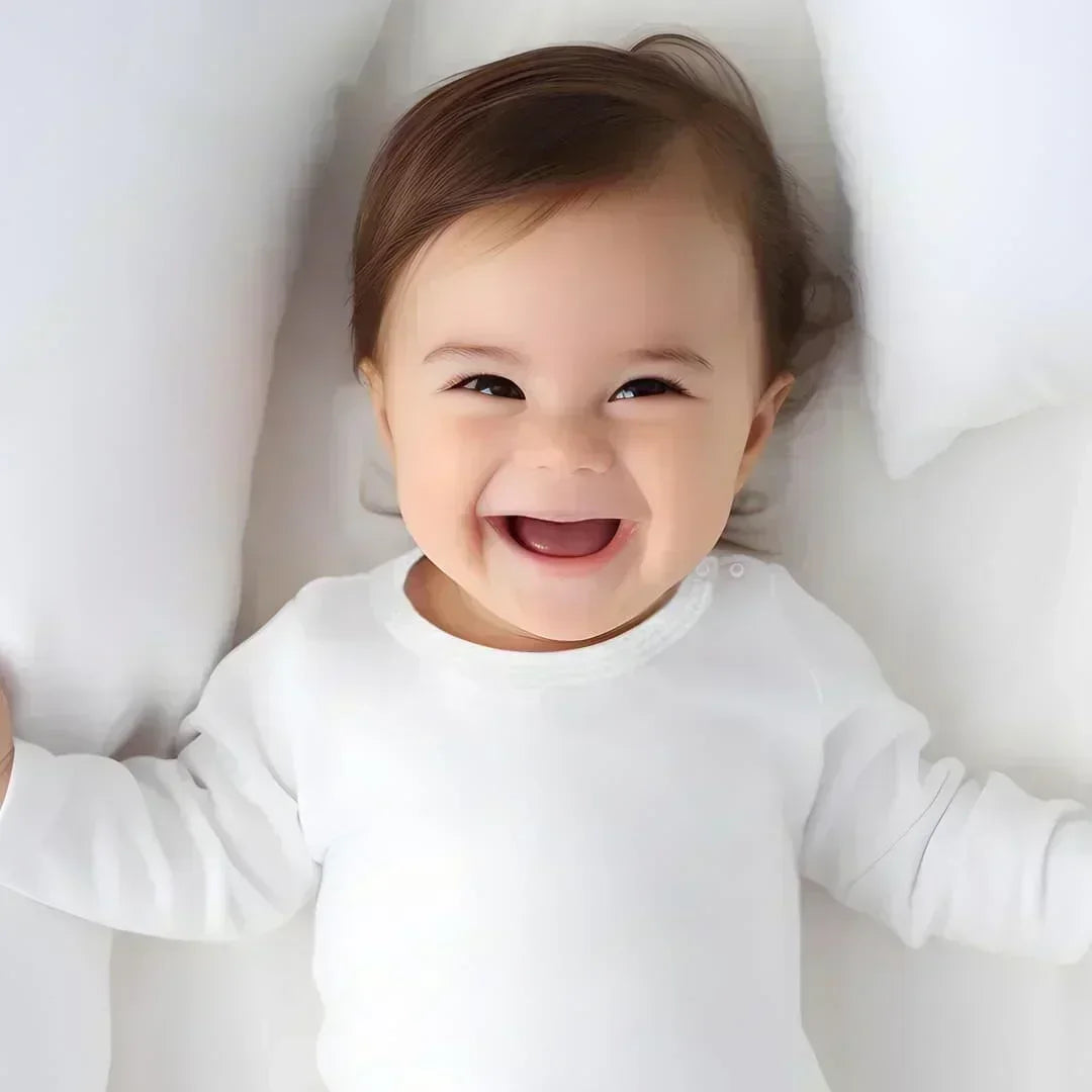 bebê sorrindo deitado, vestindo camisola branca de algodão com mola, roupa confortável para recém-nascido