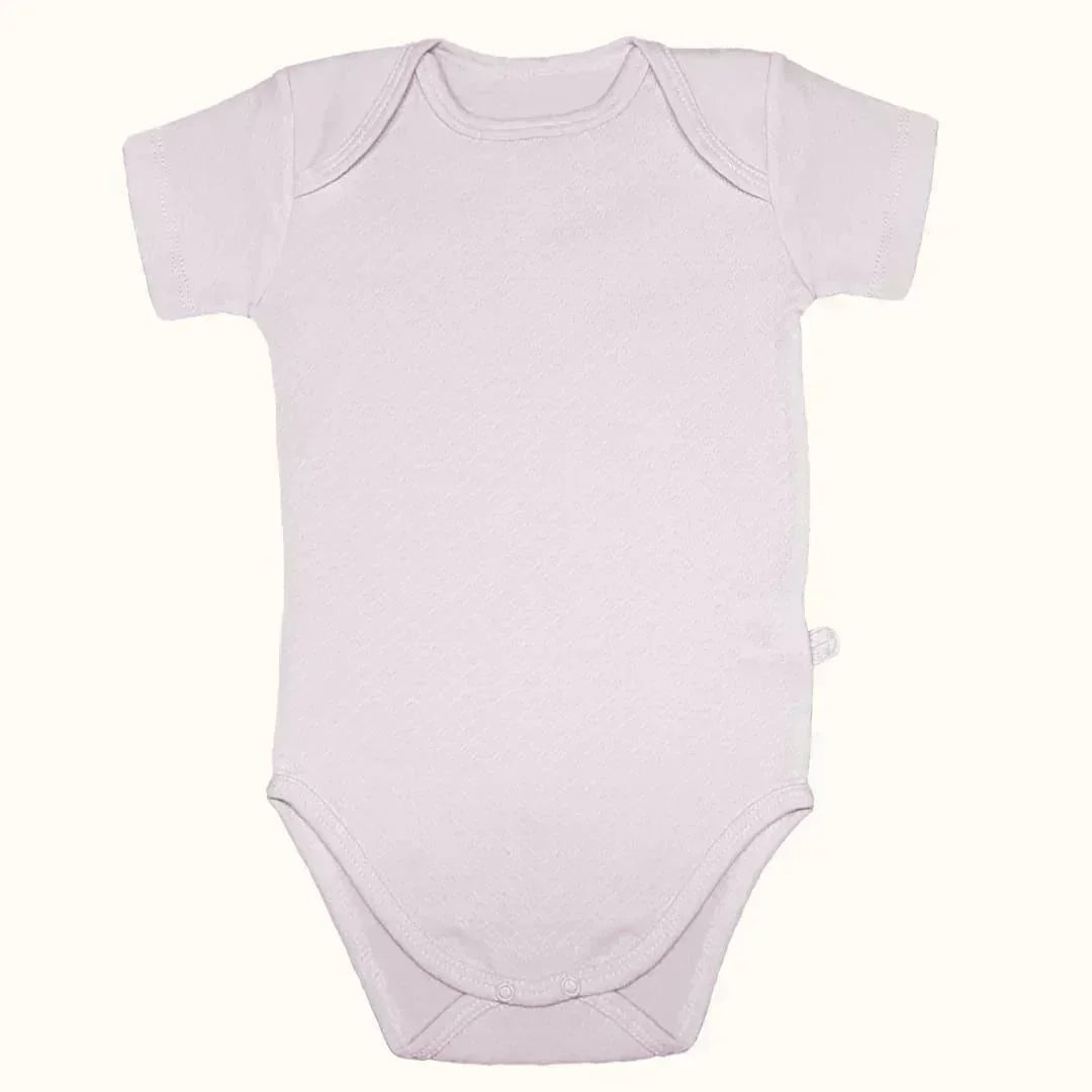 Body de bebê em algodão, manga curta, cor clara, confortável para recém-nascido.