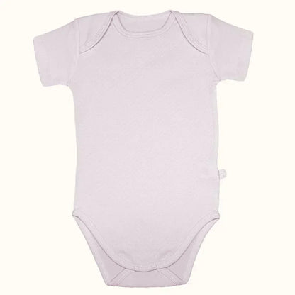 Body de bebê em algodão, manga curta, cor clara, confortável para recém-nascido.