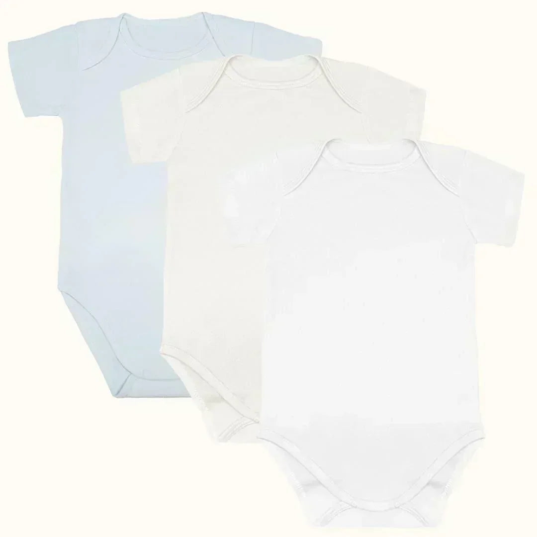 Kit com três bodies de bebê manga curta em algodão, cores branca e azul claro.