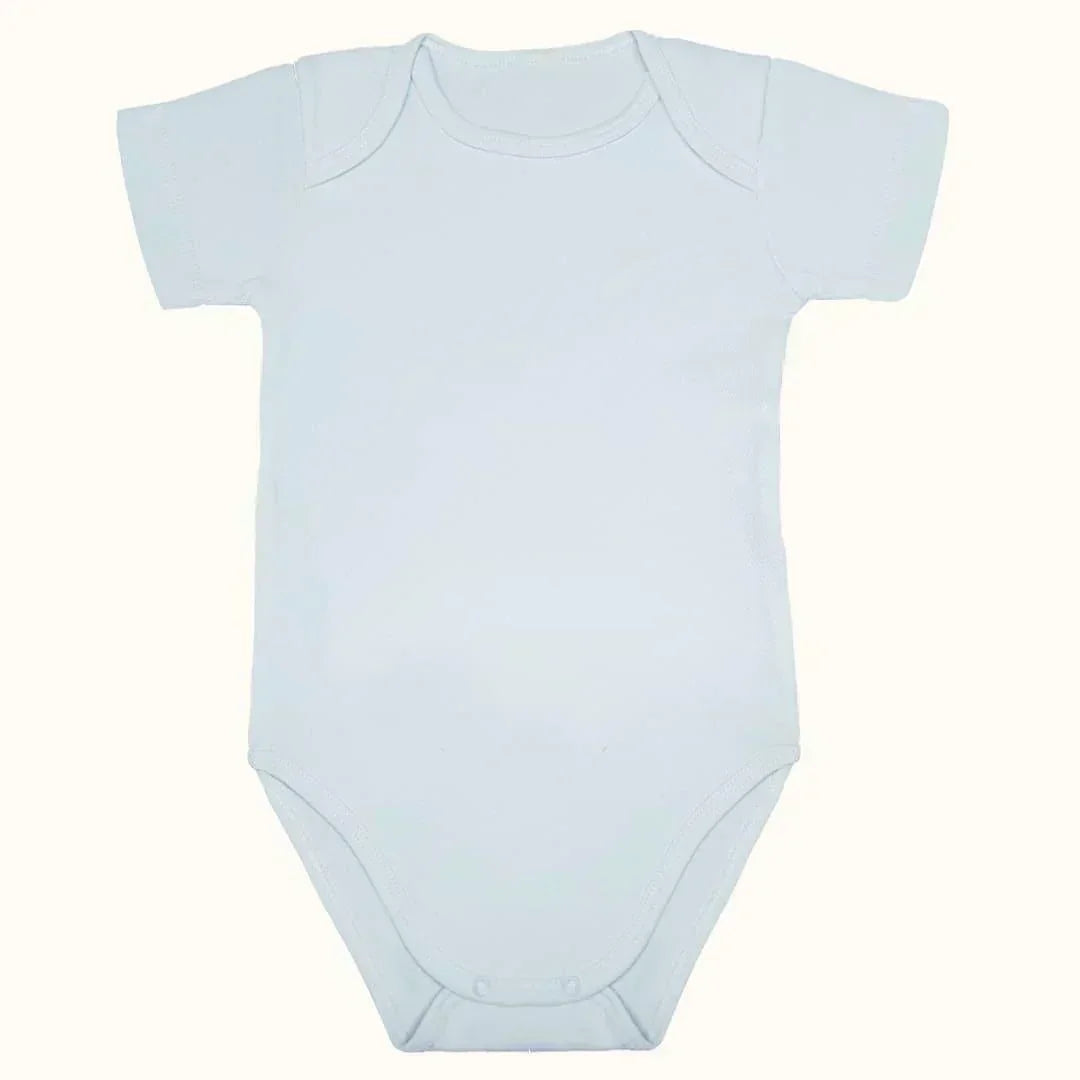 Body de bebê azul claro, manga curta, com fecho de pressão, roupa confortável para recém-nascido.