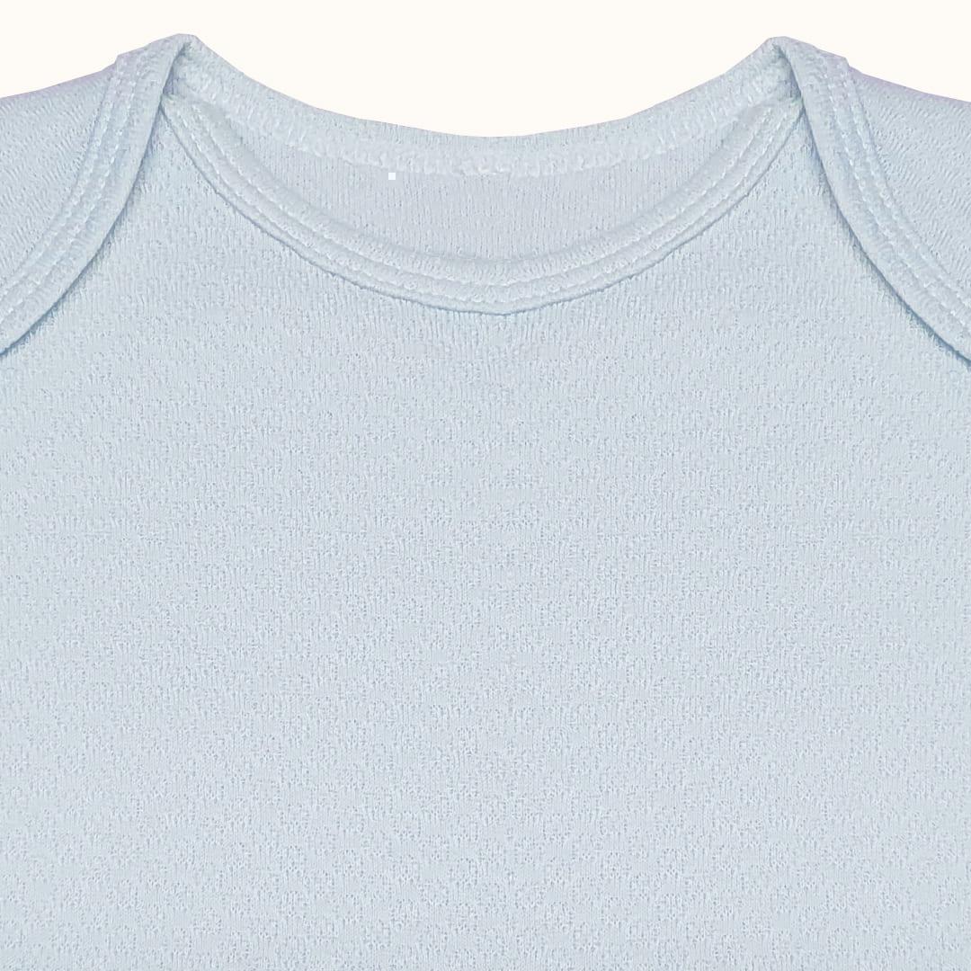 Body de bebê azul claro, manga curta, tecido confortável, gola envelope