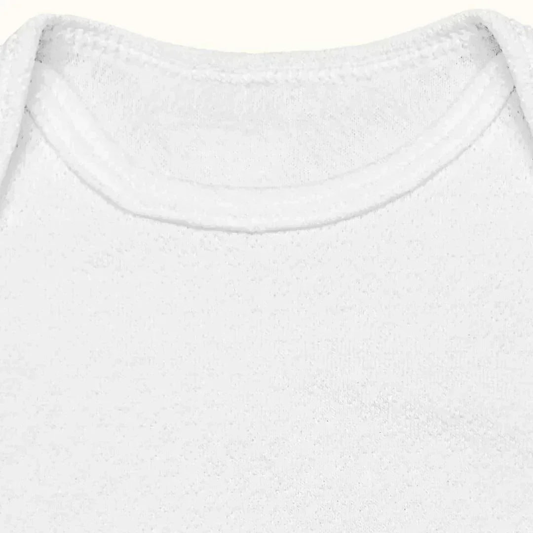 Gola de body branco de bebé em algodão, detalhe da costura e tecido macio