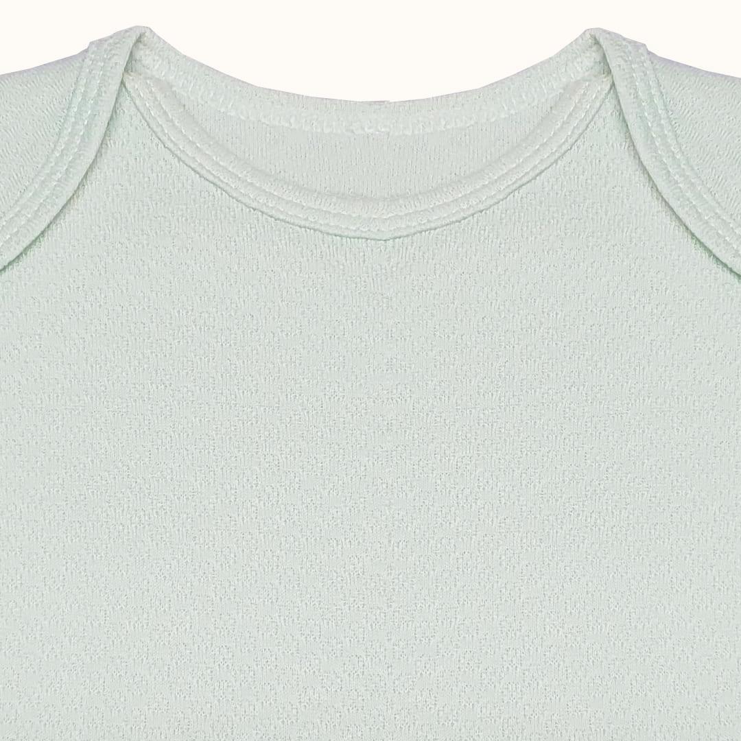 Body de bebê manga curta em algodão, cor neutra, gola americana, detalhe costura