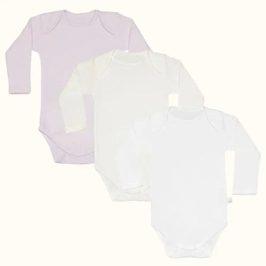 Três bodies de manga comprida para bebé em tons pastel e branco, algodão, confortáveis.
