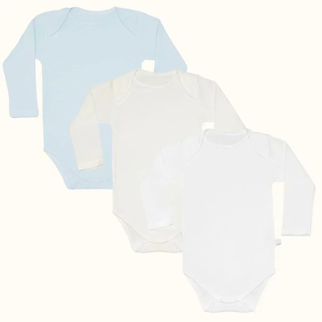 Conjunto de três bodies de manga comprida para bebê, nas cores azul, branco e creme.