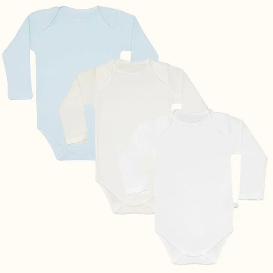 Conjunto de três bodies de manga comprida para bebê, nas cores azul, branco e creme.