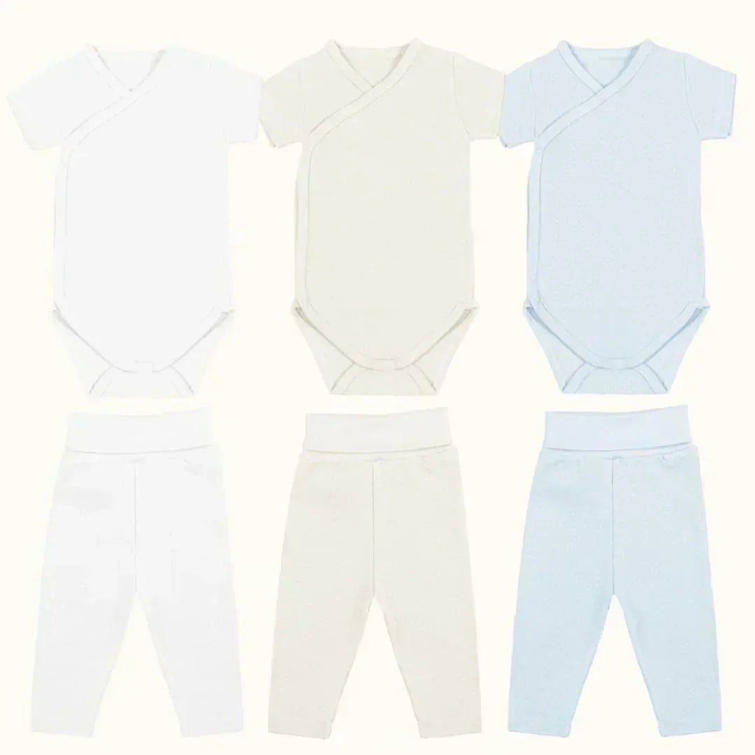 Conjunto de três bodies manga curta e três calças sem pés para bebé, em branco, bege e azul.