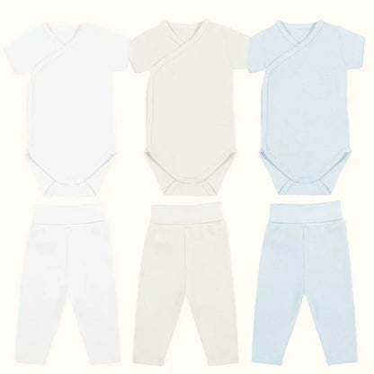 Conjunto de três bodies manga curta e três calças sem pés para bebé, em branco, bege e azul.