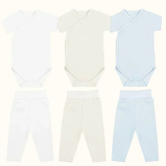 Conjunto de três bodies manga curta e três calças sem pés para bebé, em branco, bege e azul.