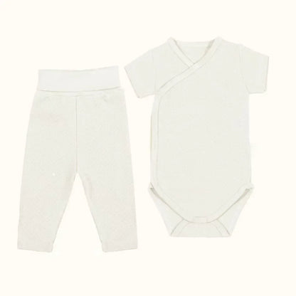 Conjunto roupa bebê unissex com body manga curta transpassado e calça sem pés, cor creme.