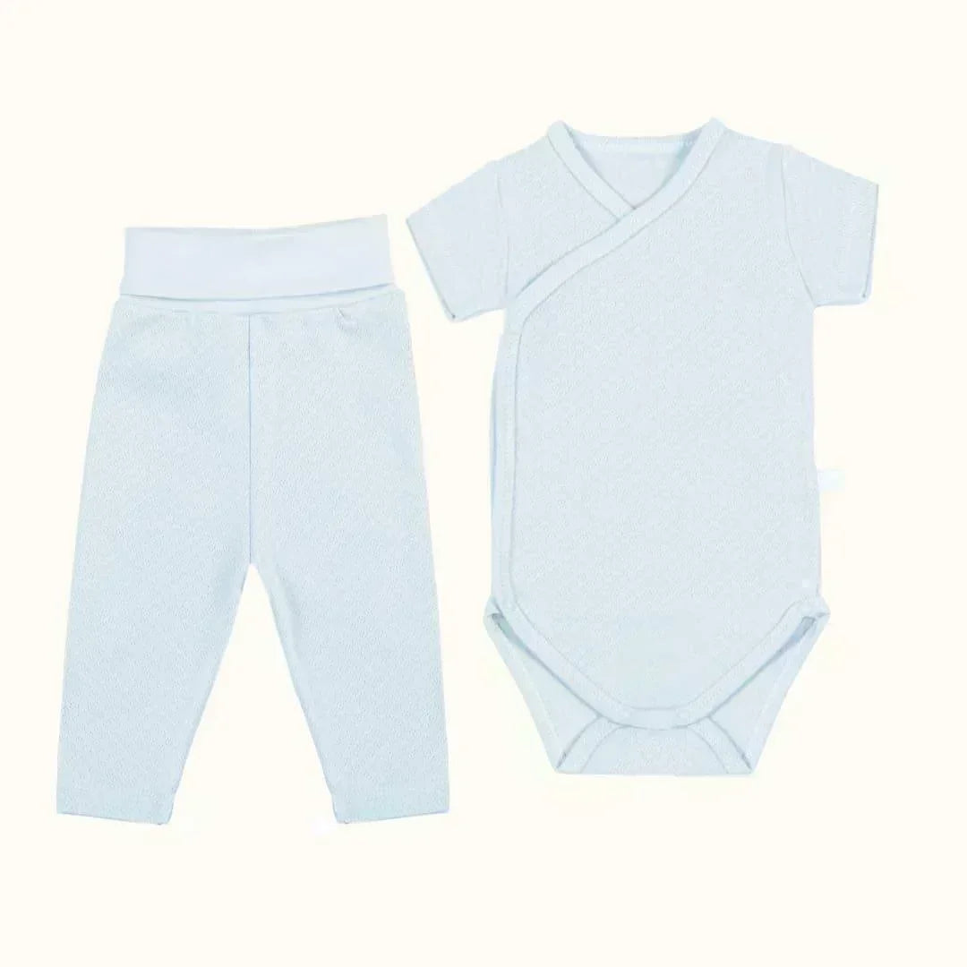 Conjunto de bebé azul claro com body de manga curta envelope e calças sem pé, roupa confortável para recém-nascido.