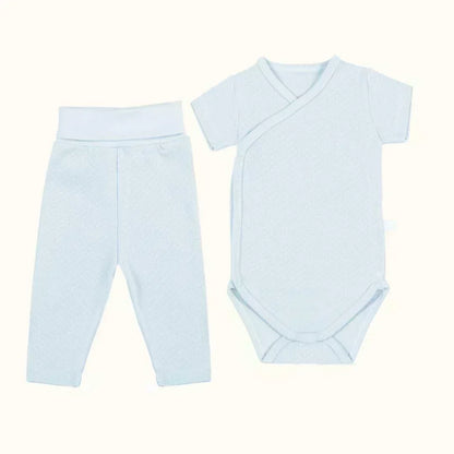 Conjunto de bebé azul claro com body de manga curta envelope e calças sem pé, roupa confortável para recém-nascido.