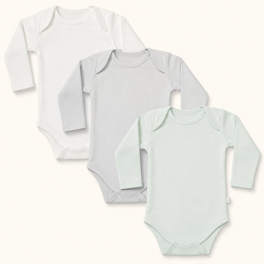 Conjunto de 3 bodies cava americana em algodão fantasia, super suaves e fáceisde vestir, pensados para qualquer bebé: 1 verde, 1 cinza e 1 bege