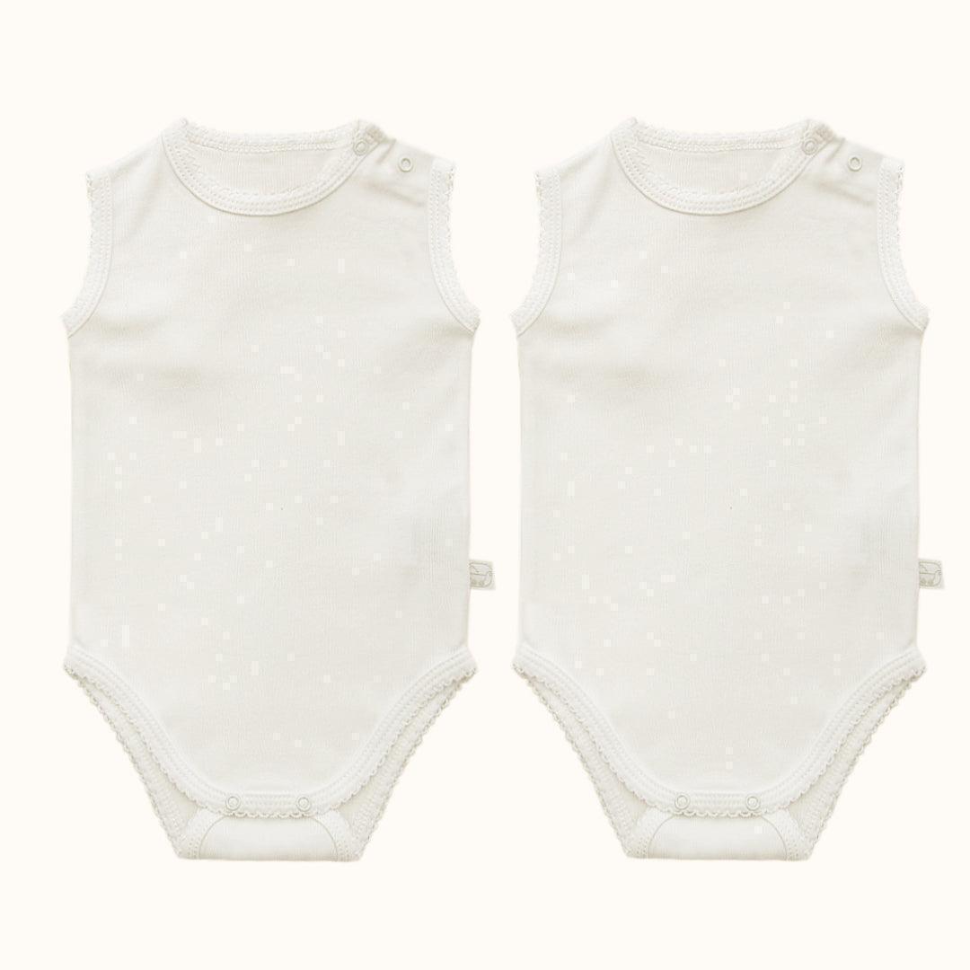 Dois bodies de bebê sem mangas brancos, com detalhes delicados, ideal para recém-nascido.