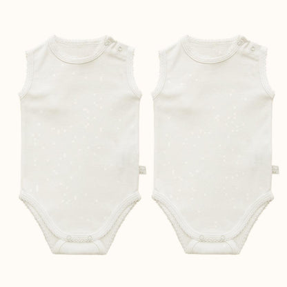 Dois bodies de bebê sem mangas brancos, com detalhes delicados, ideal para recém-nascido.