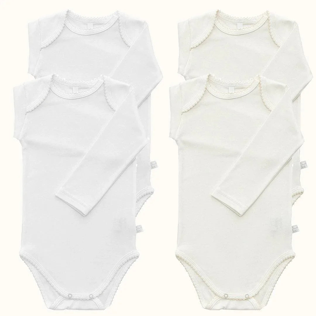 Conjunto de quatro bodies de bebê manga comprida, básicos, em branco e off-white.