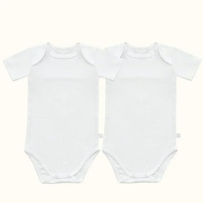 Dois bodys brancos de bebê manga curta cava americana, roupa básica para recém-nascido