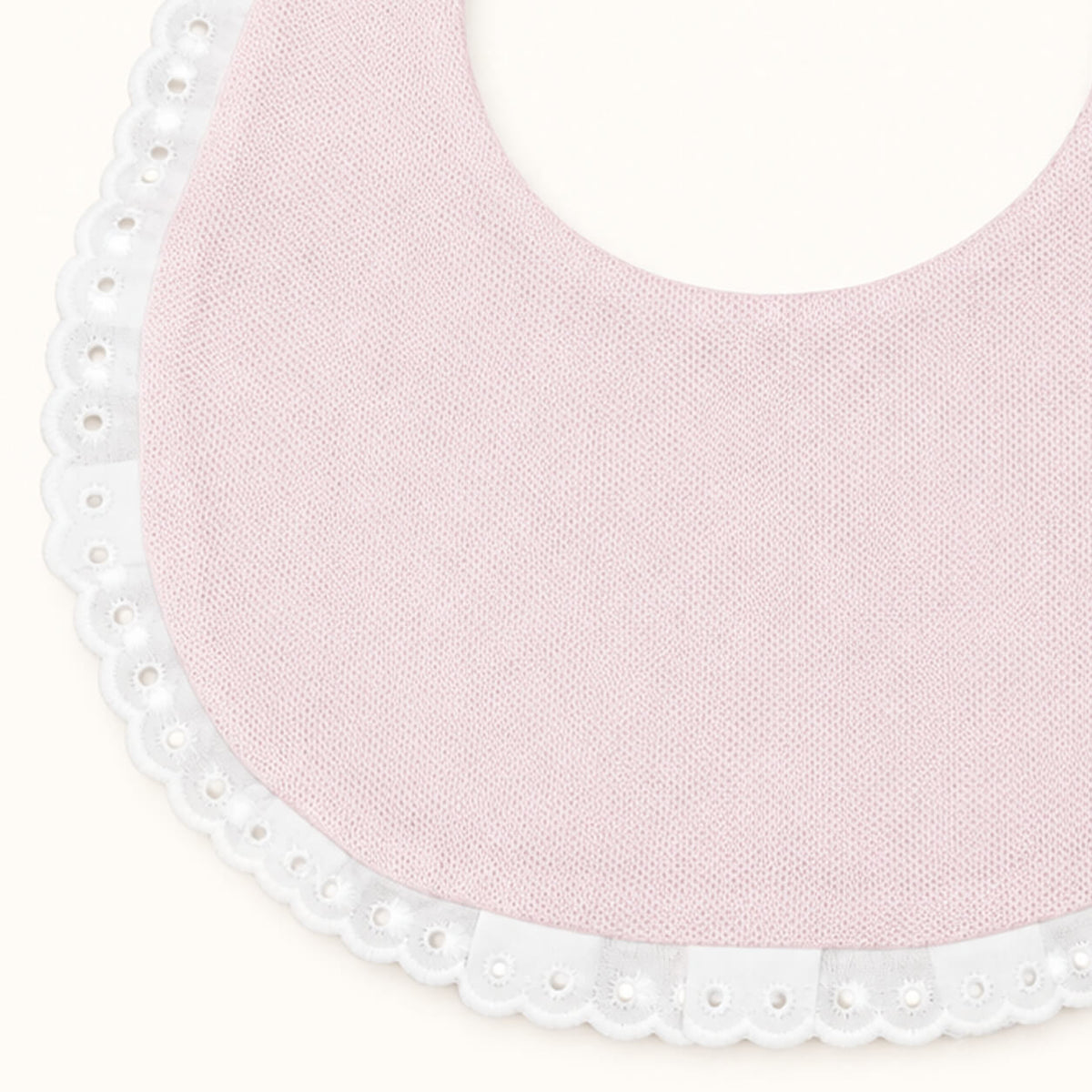 pormenor do babete rosa com bordado inglês à volta, ideal para os bebé mais pequenos, malha muito suave para não irritar a pele do bebé