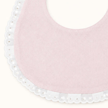 pormenor do babete rosa com bordado inglês à volta, ideal para os bebé mais pequenos, malha muito suave para não irritar a pele do bebé