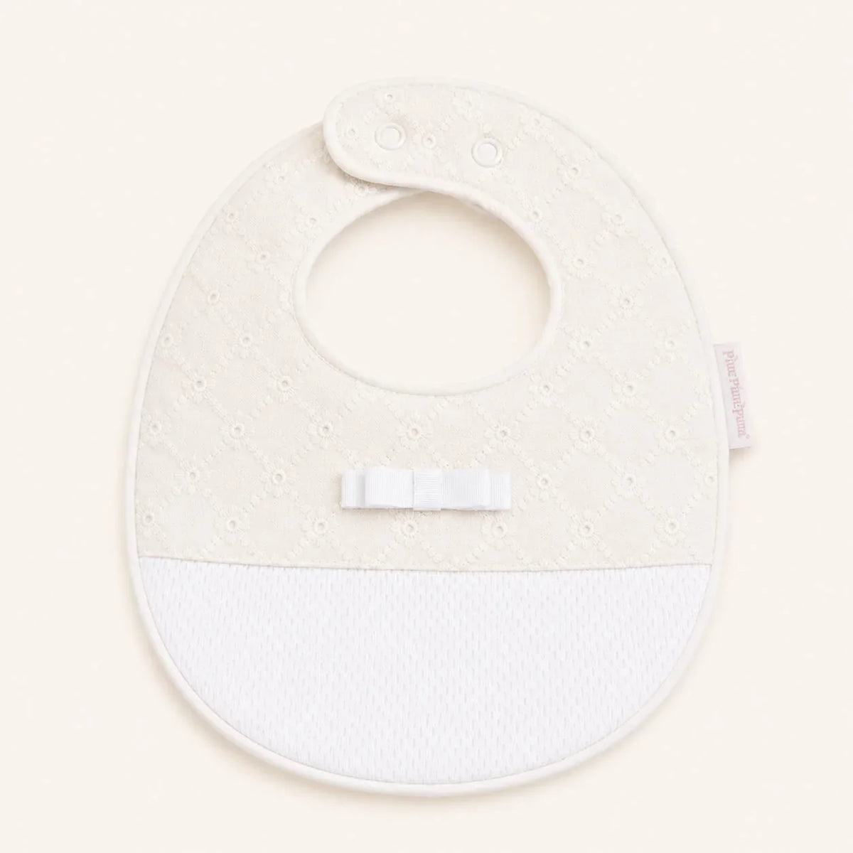Babete de bebé com detalhe em renda e laço branco, ideal para recém-nascidos