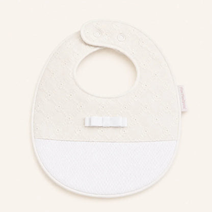 Babete de bebé com detalhe em renda e laço branco, ideal para recém-nascidos