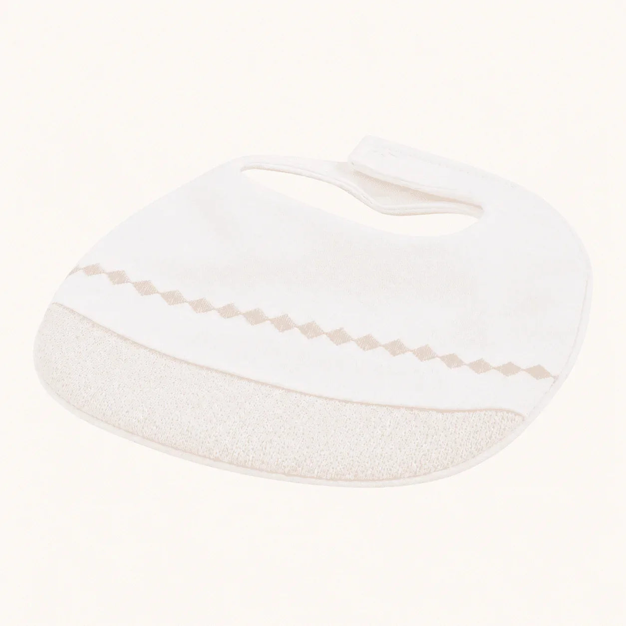 babete para bebé branco com detalhe bege em zig zag, ideal para recém-nascidos