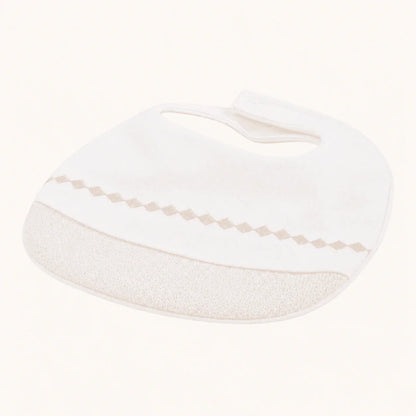 babete para bebé branco com detalhe bege em zig zag, ideal para recém-nascidos
