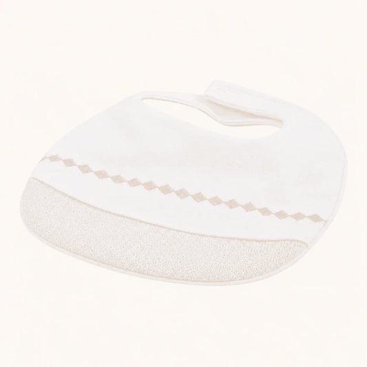 babador de bebé branco com detalhe bege em zig zag, ideal para recém-nascidos
