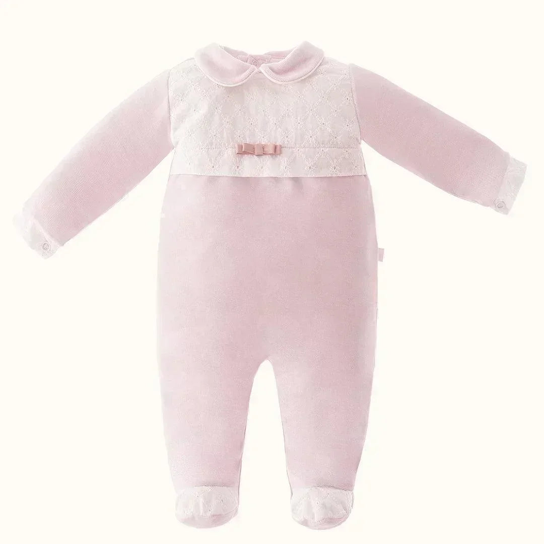 babygrow de bebé rosa claro, laço e detalhes rendados, manga longa