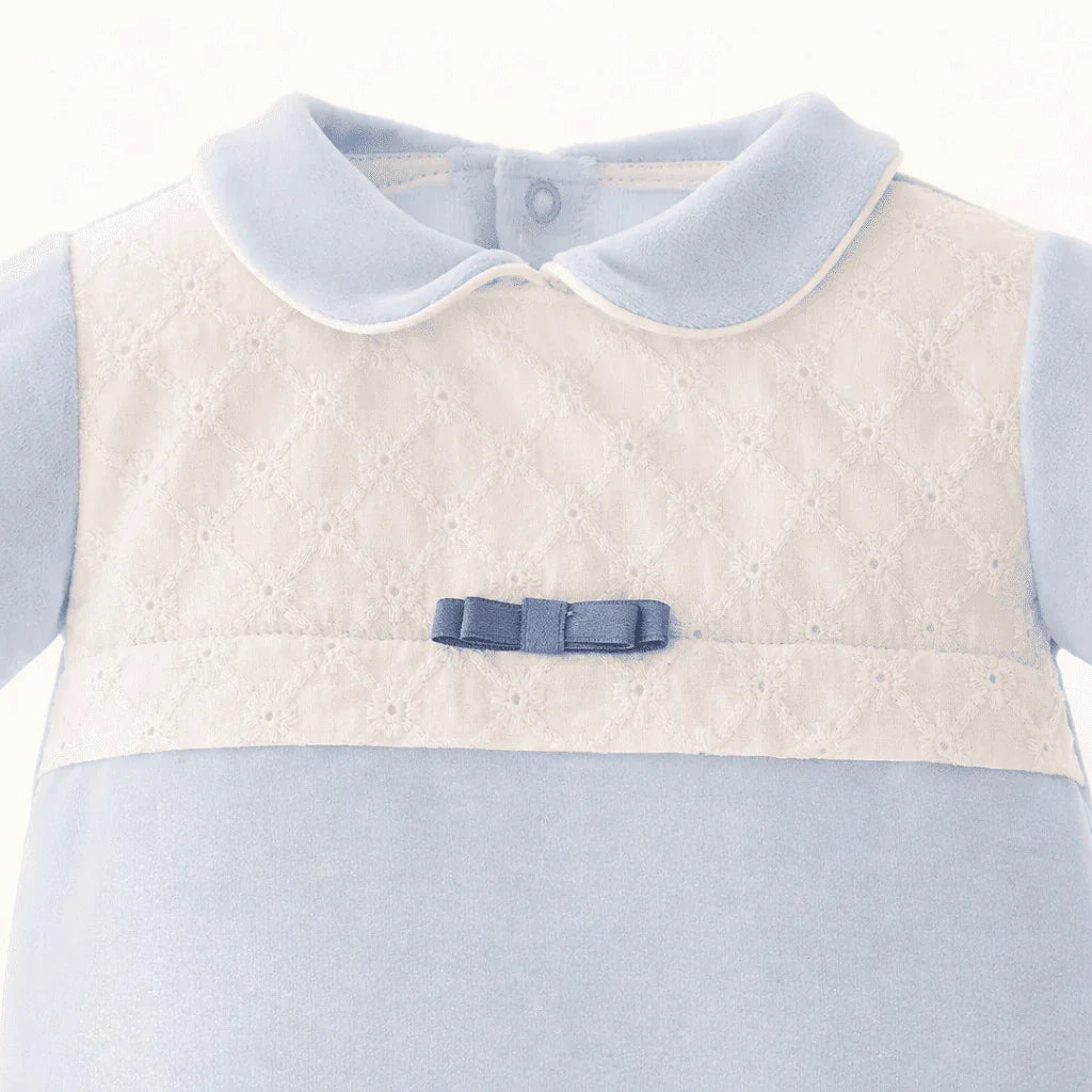 babygrow azul para bebé com gola peter pan, detalhe em renda branca e laço decorativo