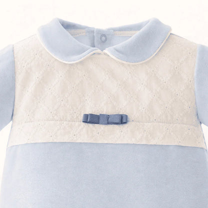 babygrow azul para bebé com gola peter pan, detalhe em renda branca e laço decorativo