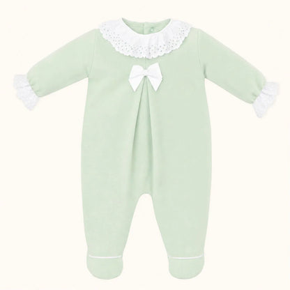 babygrow verde para bebé com gola de renda branca, laço e detalhes delicados
