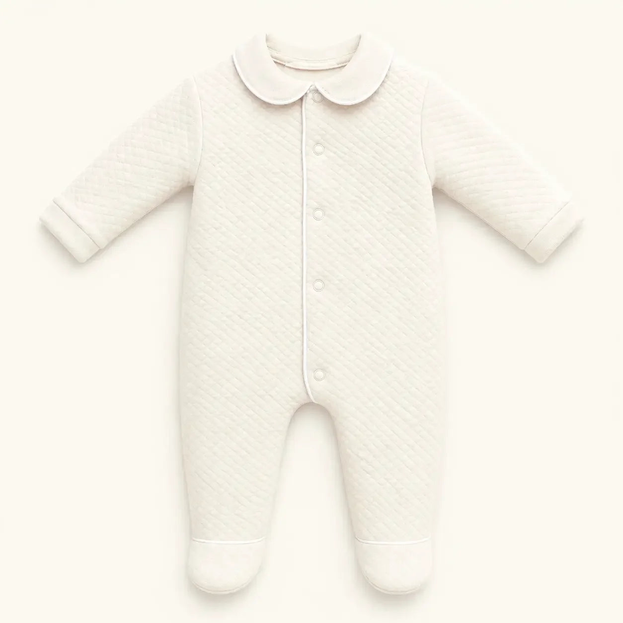 Babygrow de malha bege para bebê, manga longa, gola peter pan, fechamento por botões.