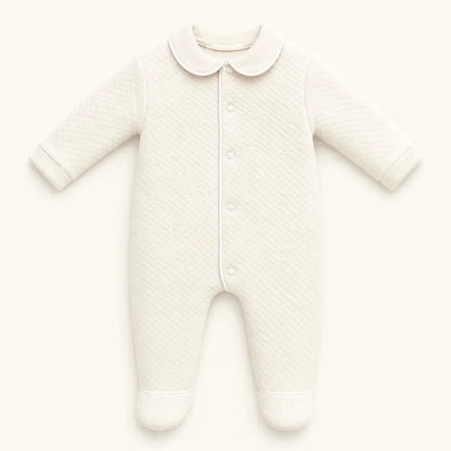 Babygrow de malha bege para bebê, manga longa, gola peter pan, fechamento por botões.