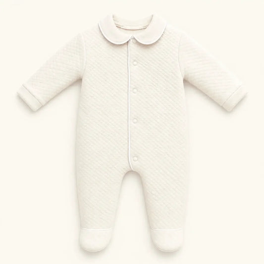Babygrow de malha bege para bebê, manga longa, gola peter pan, fechamento por botões.
