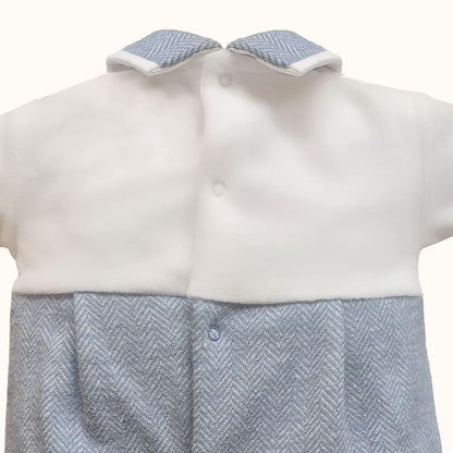 <img src="caminho/para/imagem.jpg" alt="Pormenor costas do babygrow country indigo">