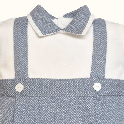 <img src="caminho/para/imagem.jpg" alt="Pormenor do peito do babygrow country indigo">