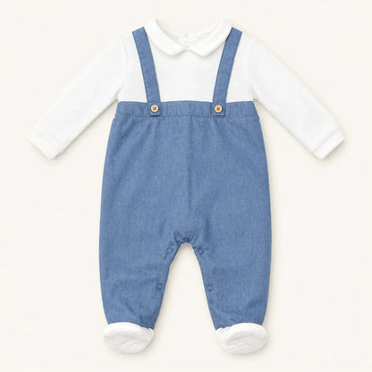 babygrow de malha algodão com mangas compridas branco e azul, detalhe suspensórios